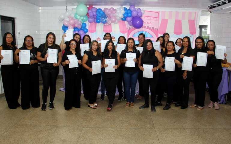 Usuários do Acessuas Trabalho recebem certificado de conclusão em confeitaria