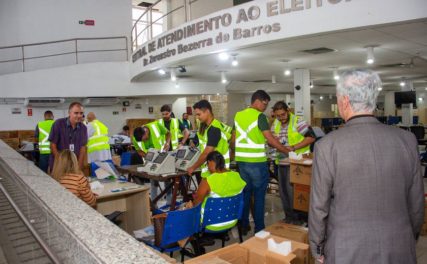 Presidente do TRE-AL acompanha procedimento de carga das urnas para as eleições 2024