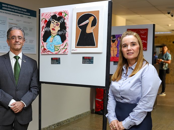 Presidente Fábio Bittencourt visita exposição 'Não nos Mate' no hall de entrada do TJAL