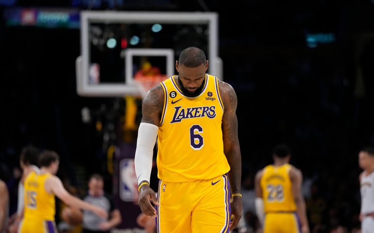 LeBron James evita projetar futuro após queda dos Lakers e indica aposentadoria na NBA