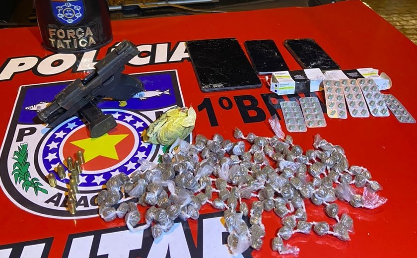 Militares do 1º BPM apreendem arma, drogas e recuperam moto roubada de farmácia em Maceió