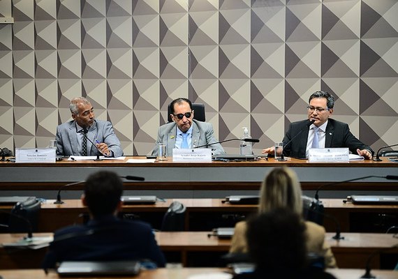 Tributação de 'bets' no exterior é desafio, diz secretário da Receita a CPI