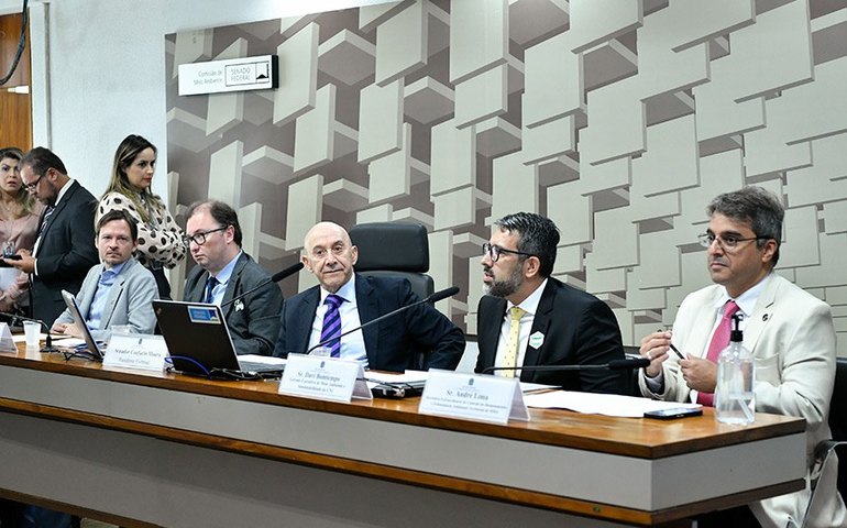 Revisão de licenciamento ambiental têm apoios e críticas em audiência pública