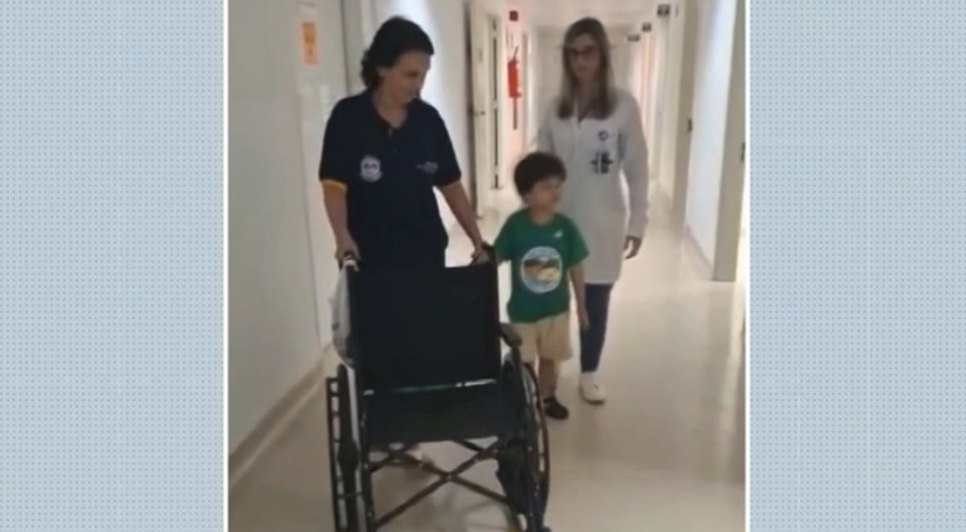 Brenno Fernandes Girdziauckas, de 4 anos, volta a andar três meses depois acidente