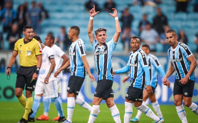 Em despedida da Série B, Grêmio coroa acesso com 3 a 0 sobre o Brusque