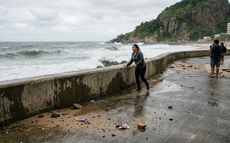 Onda forte atinge mureta do Leme e arrasta mulher