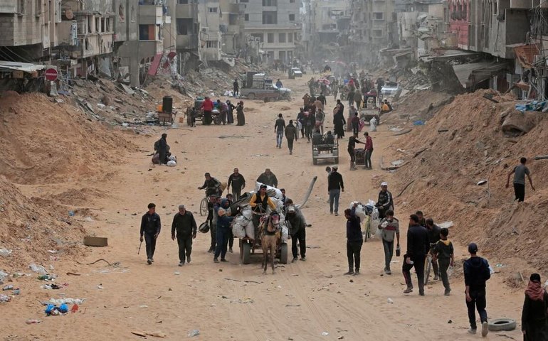 'Podemos sentir o fedor dos corpos': Palestinos relatam destruição após saída de tropas israelenses de Khan Younis