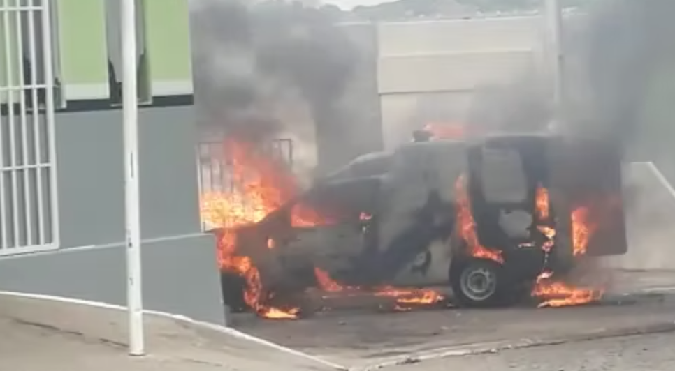 Ambulância pega fogo ao lado de hospital em Canindé de São Francisco