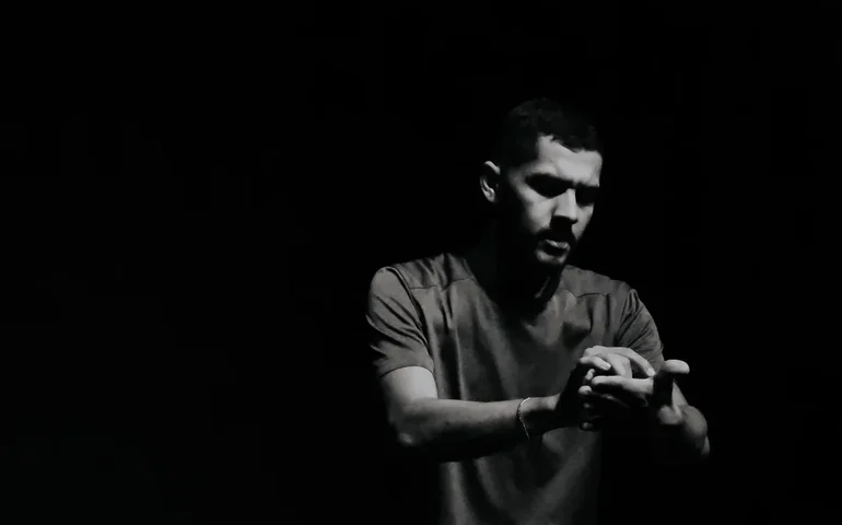 IRES traz a Maceió o primeiro stand-up comedy bilíngue com humorista surdo