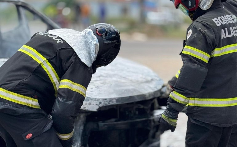 Bombeiros controlam incêndio em veículo em Penedo