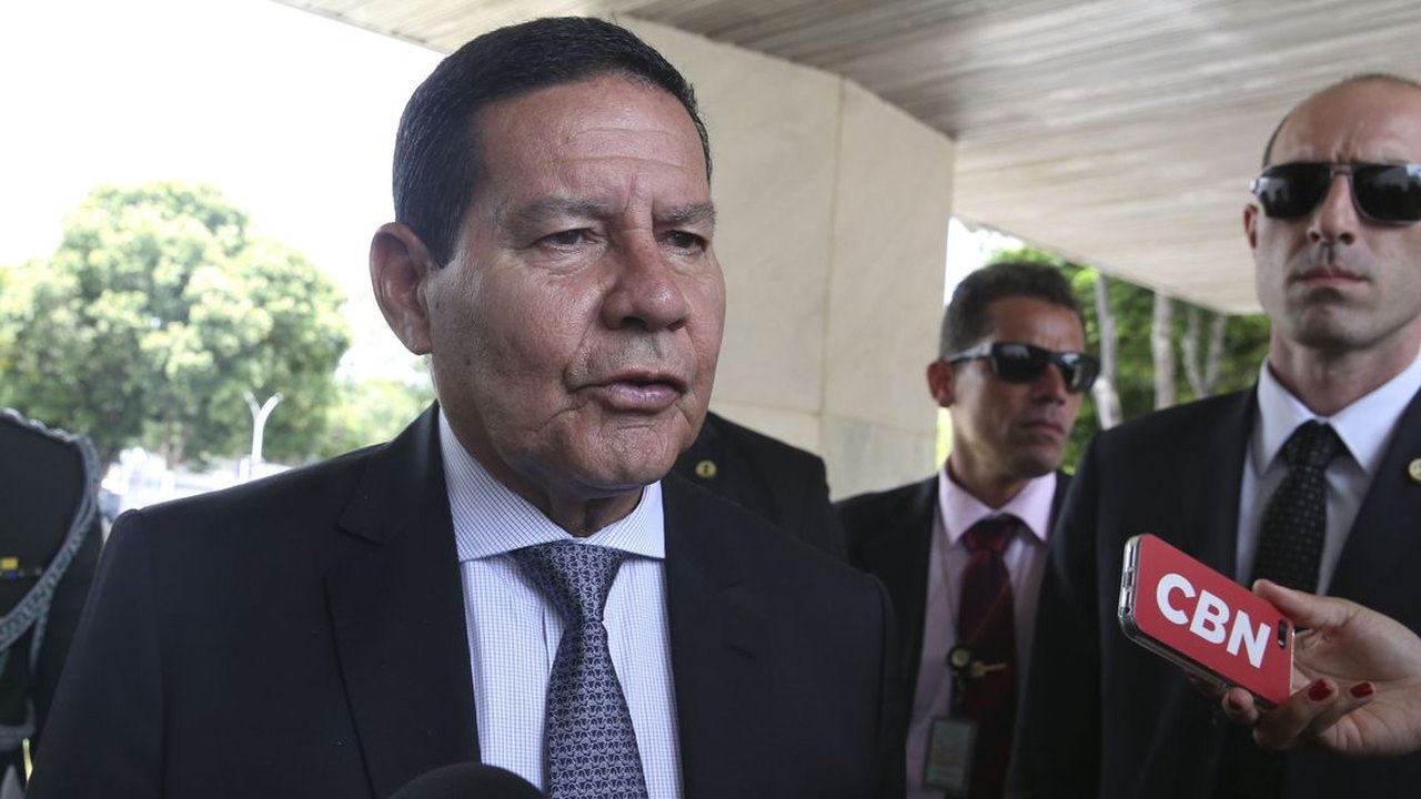 Governo estuda convocar, e não convidar, militar da reserva, diz Mourão