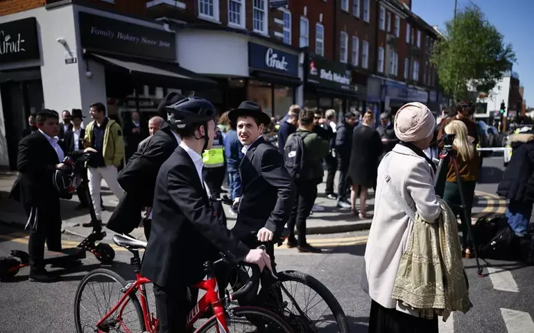 Homem esfaqueia duas pessoas em Londres em ataque antissemita