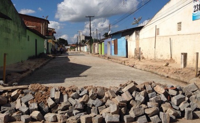 Arapiraca: Prefeitura entrega mais uma rua pavimentada no bairro Itapoã