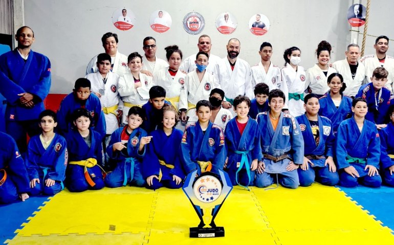 Atletas da Associação dos Faixas Pretas conquistam dezenas de medalhas em competições de AL; agora prepara judocas para  campeonatos nacionais