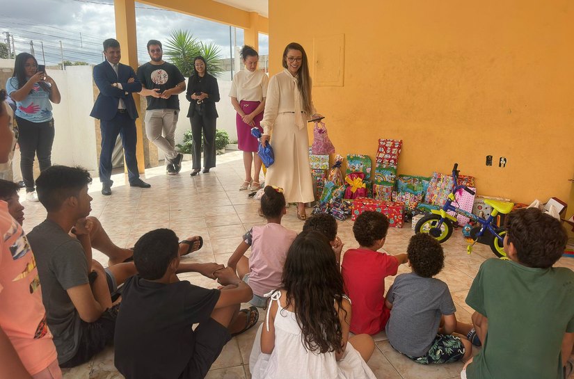 Crianças da Casa de Acolhimento de Delmiro Gouveia recebem doação de brinquedos