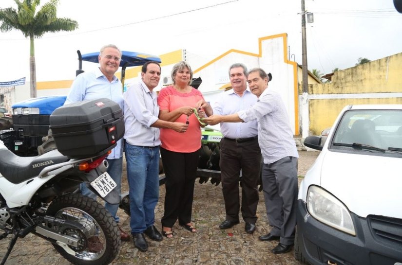 Pequenos agricultores de Coqueiro Seco recebem trator e veículos da Seagri