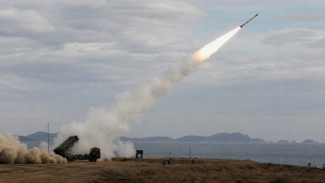 Rússia e China realizam exercícios conjuntos com teste de míssil, gerando tensão na região