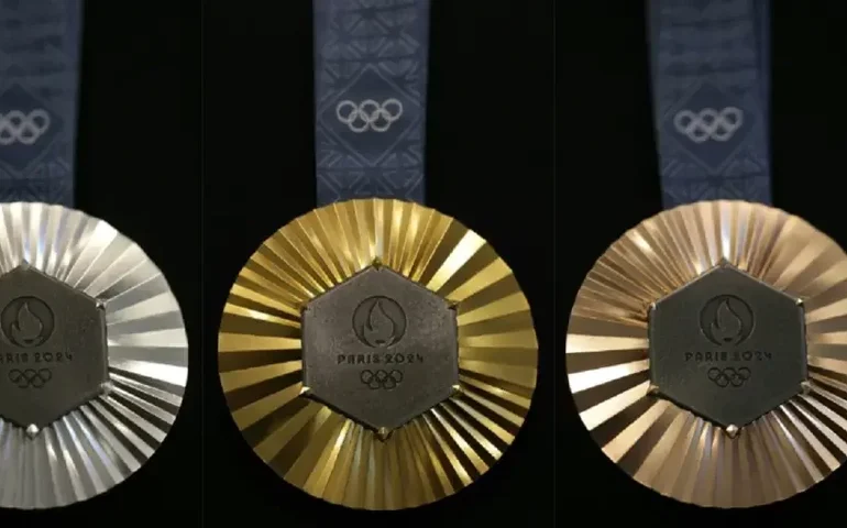 Pedaço da Torre Eiffel, eletrônicos reciclados e garrafas pet: medalhas olímpicas inovam nas últimas edições