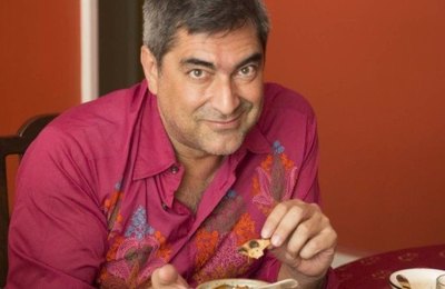 Em noite de autógrafos, Zeca Camargo apresenta seu novo livro no Parque Shopping 
