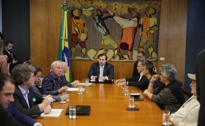 Rodrigo Maia esteve reunido com ex-ministros do Meio Ambiente, do governo Collor ao governo Temer