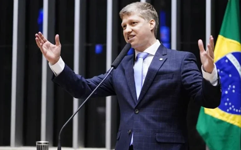 Deputado do Novo protocola notícia-crime contra Moraes e esposa por suposto envolvimento no caso Master