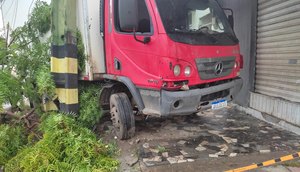 Caminhão colide com carro e poste na Zona Norte de Aracaju