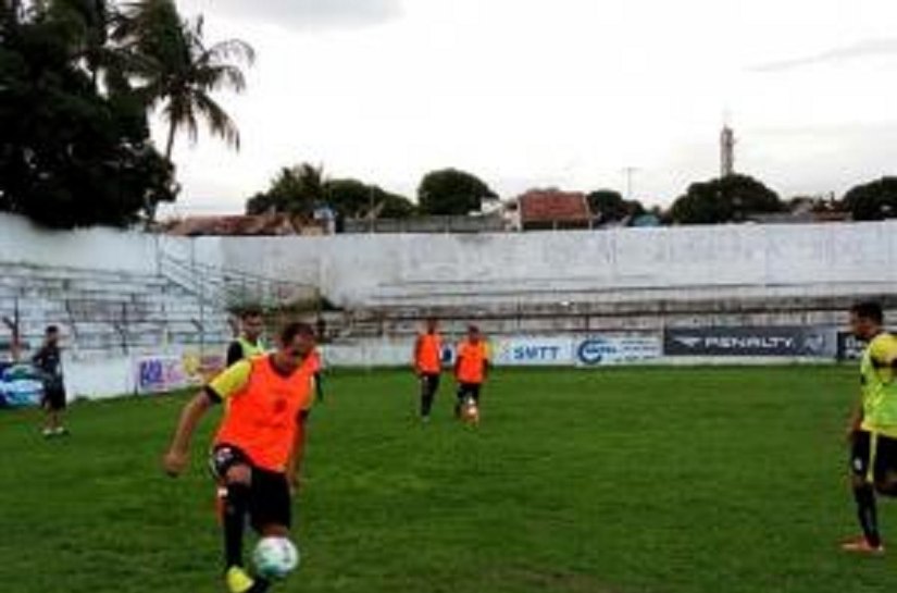 Alvinegros suam a camisa em treino tático no Estádio Juca Sampaio
