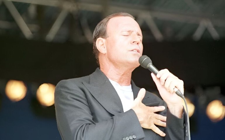 Julio Iglesias É detido em aeroporto por causa do conteúdo de sua mala