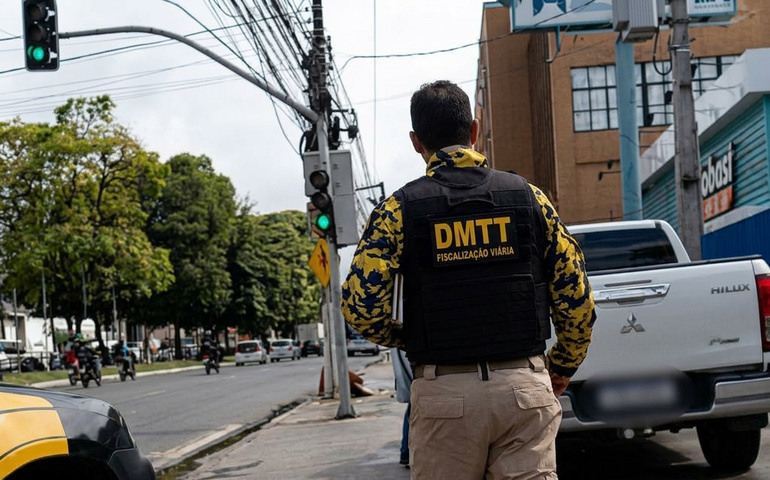 Veículo com dispositivos irregulares é flagrado durante ação do DMTT