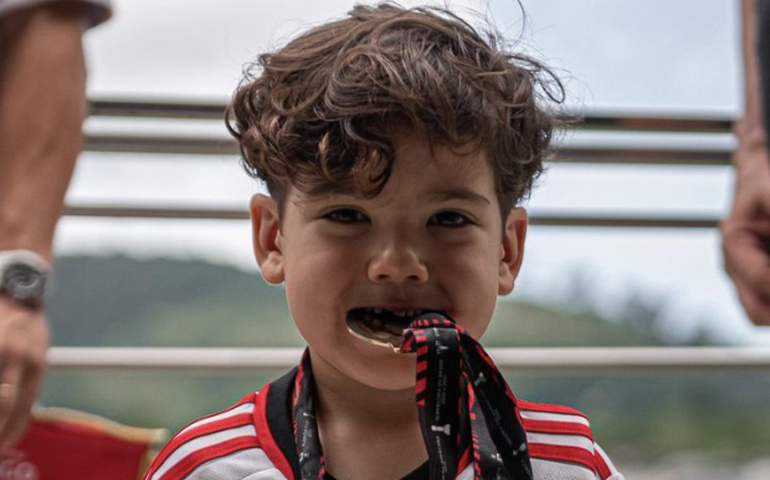 'Em choque', diz mãe de Totói após Landim anunciar título de sócio honorário para filho de Everton Ribeiro