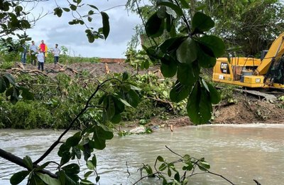 Secretaria de Infraestrutura encontra volumosos em limpeza na Lagoa da Coca Cola