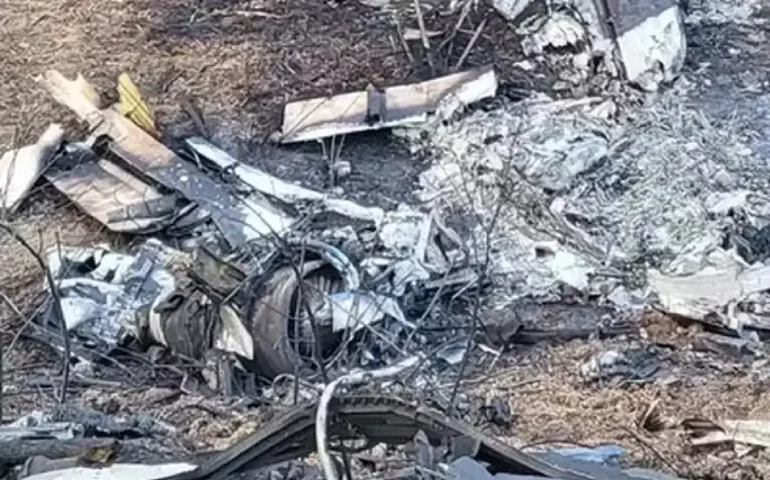 Jatinho tenta fazer pouso de emergência em aeroporto, mas cai e deixa cinco mortos, nos EUA