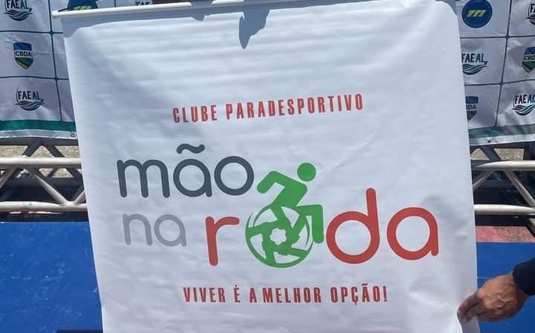 Atleta paralímpico arapiraquense conquista medalha de ouro no Alagoano de Natação em Maceió