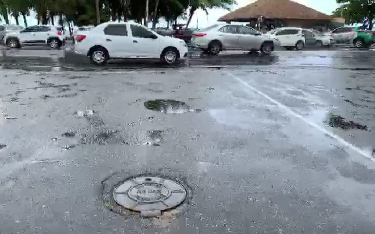 Casal conserta rede de esgoto na Ponta Verde a partir desta quinta-feira (26)