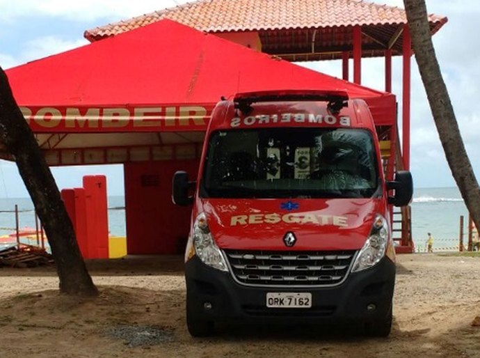 Posto de guarda-vidas do Francês conta com apoio de ambulância