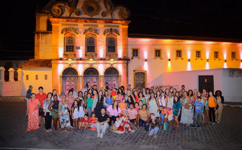 Mais de 360 pessoas atendidas pelos serviços da Secretaria de Assistência Social participam da Projeção Mapeada e da programação do Penedo Luz