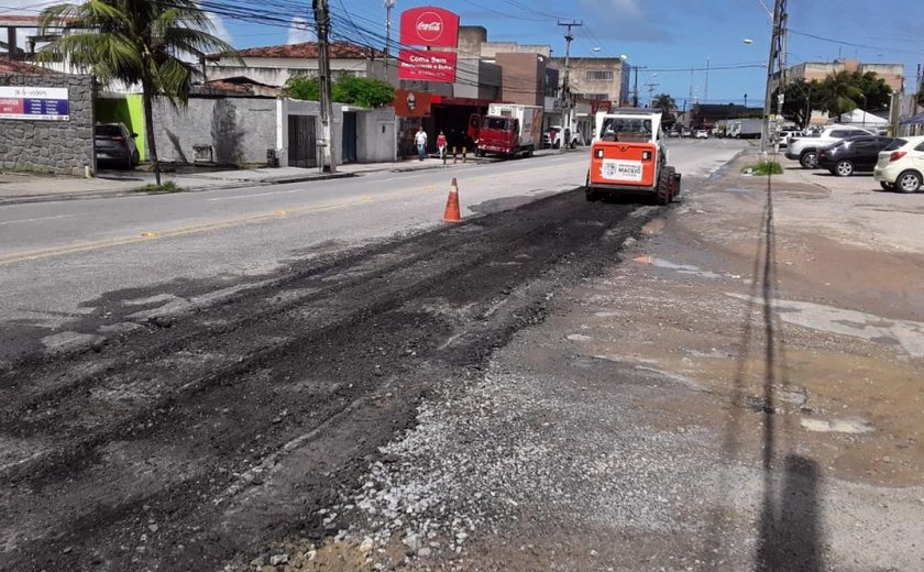 Prefeitura realiza manutenção de pavimento na Avenida Juca Sampaio
