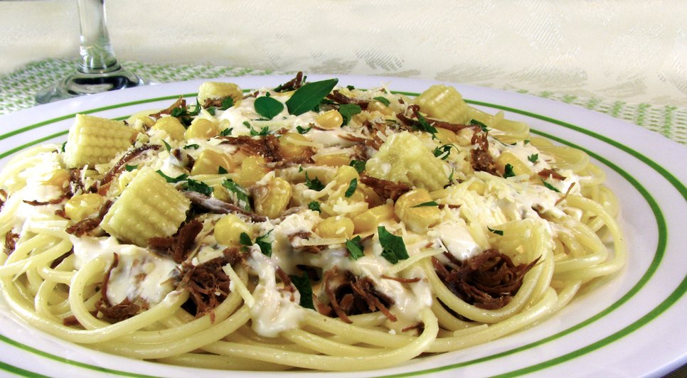 espaguete ao molho de milho e carne 