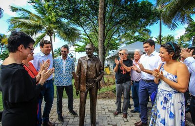 Orla da Pajuçara ganha escultura de Paulo Gracindo