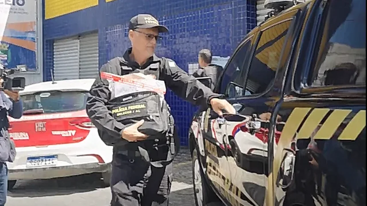 PF deixa Iprev com computadores, equipamentos e documentos após buscas em Maceió; VEJA VÍDEO