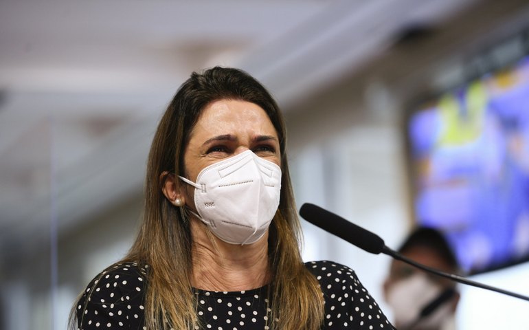 ‘Fiz do meu luto uma luta’, diz mulher que perdeu pai e mãe para covid