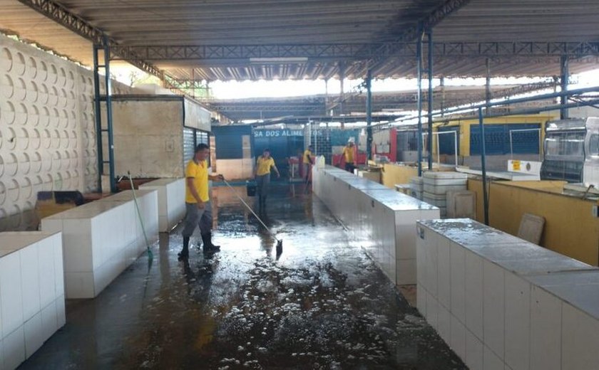 Serviços de limpeza são executados no mercado do Benedito Bentes