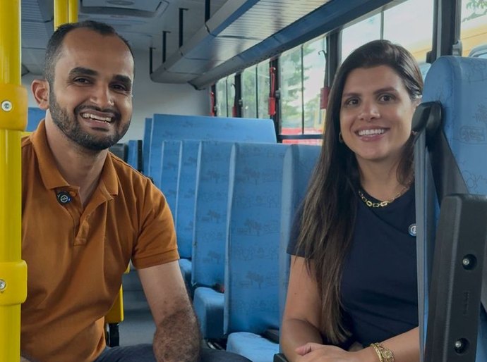 Novo Lino recebe dois novos ônibus escolares e prefeita Marcela Gomes reforça compromisso com a educação