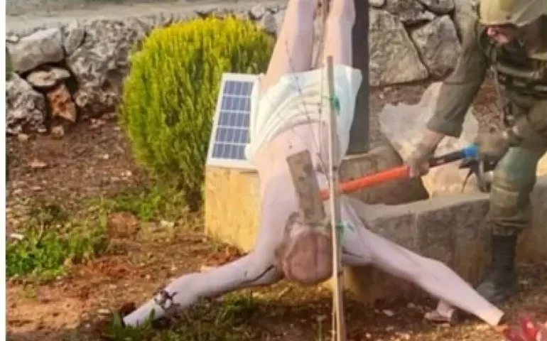 Soldados italianos da Unifil substituem estátua de Jesus destruída por israelense