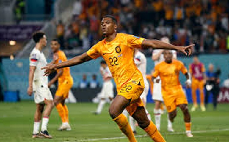 Holanda estreia na Eurocopa com virada sobre a Polônia e invasão de torcida em Hamburgo