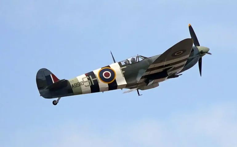 Força Aérea britânica suspende frota de caça da Segunda Guerra após morte de piloto em acidente