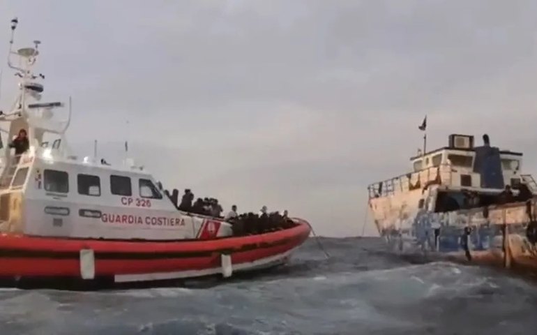 Itália: Marinha e guarda costeira resgatam centenas de migrantes no Mediterrâneo