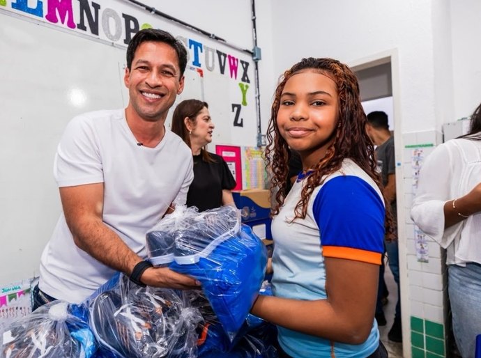 Prefeito Rodrigo Cunha acompanha volta às aulas e entrega kits escolares a estudantes da rede municipal
