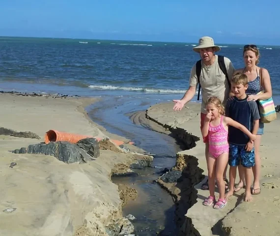 Esgoto a céu aberto contrasta com discurso turístico e expõe crise na orla de Maceió