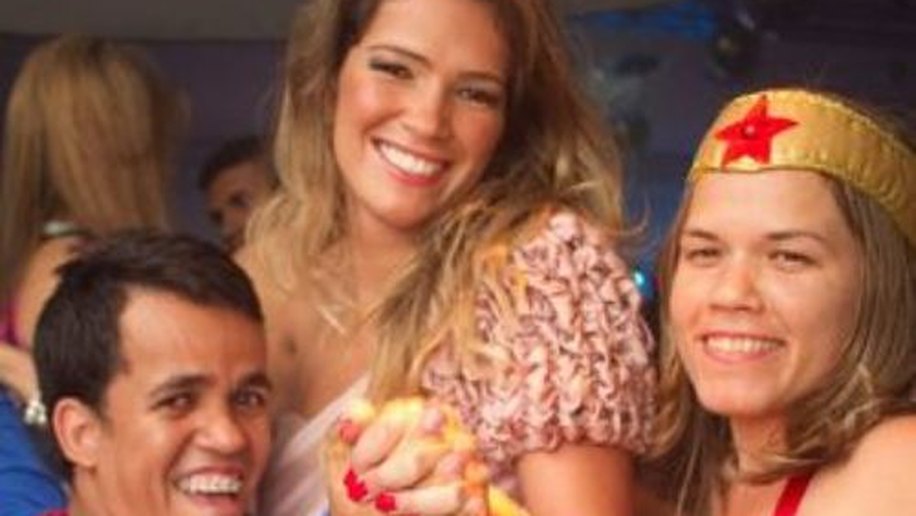 Ex-BBB Fani rebola até o chão em noite de festa dos'11'